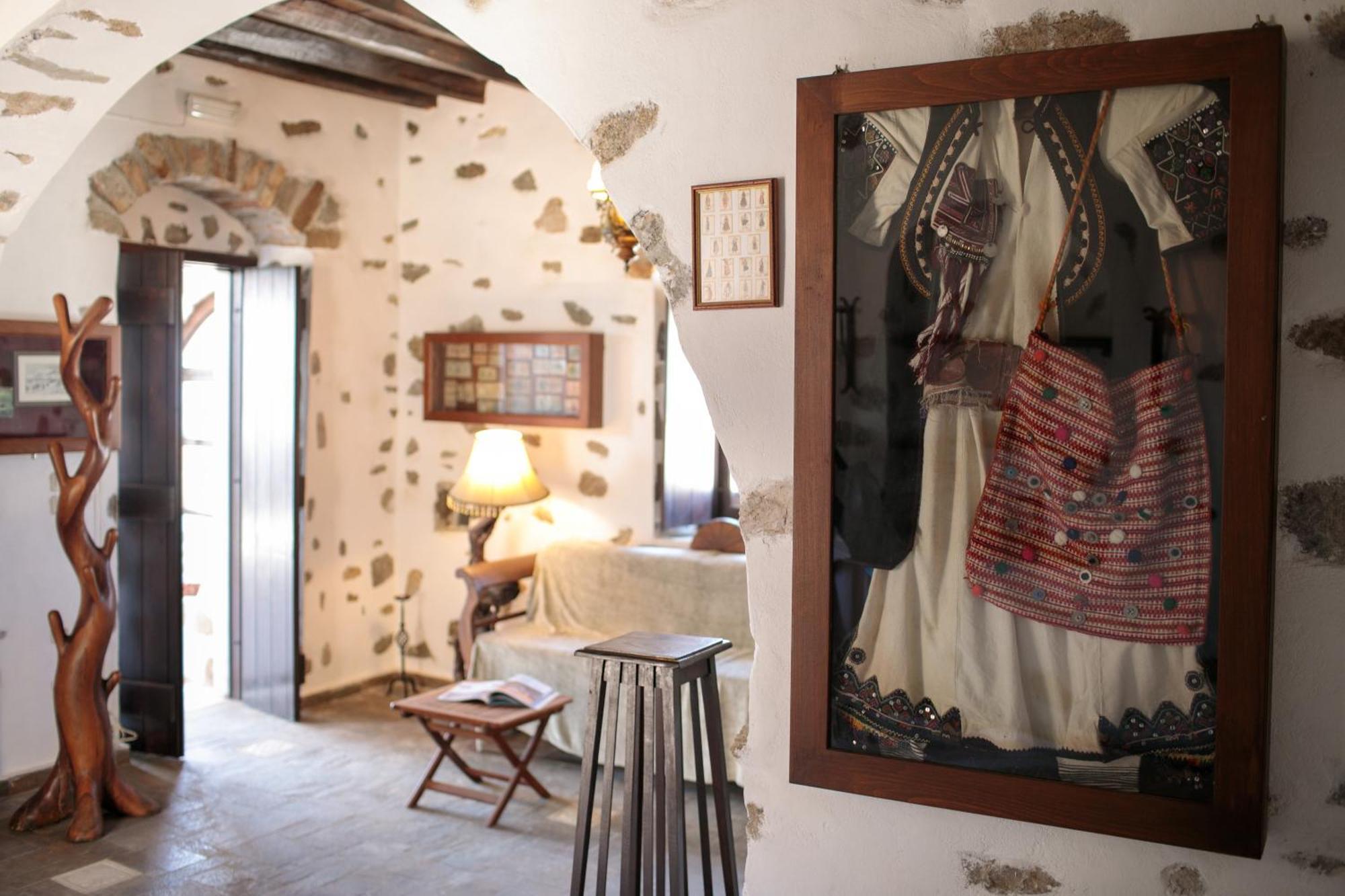 Themed House "Castle Halaros" View 17Th Century Glinado Naxos Exterior foto