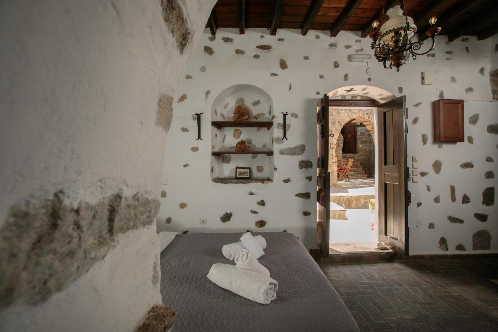 Themed House "Castle Halaros" View 17Th Century Glinado Naxos Exterior foto