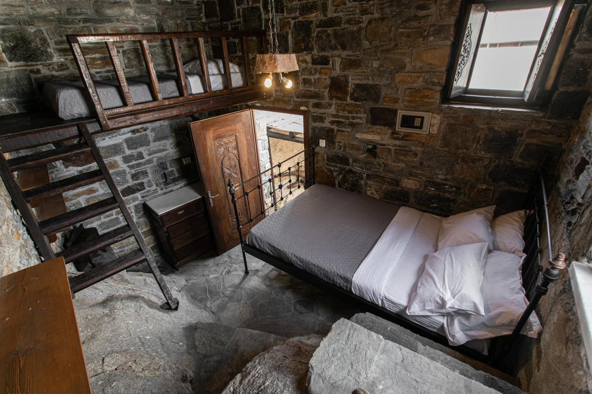 Themed House "Castle Halaros" View 17Th Century Glinado Naxos Exterior foto