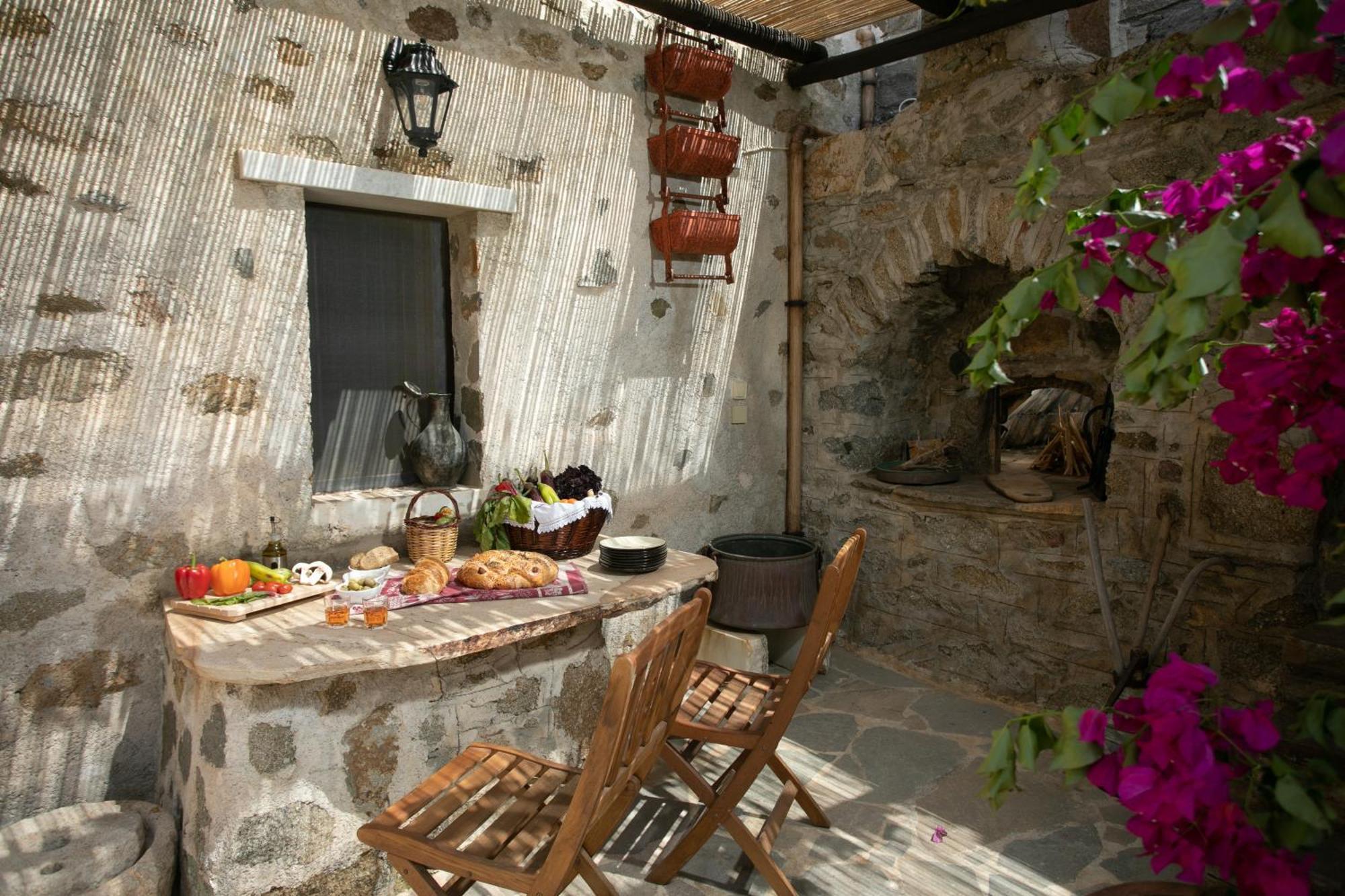 Themed House "Castle Halaros" View 17Th Century Glinado Naxos Exterior foto